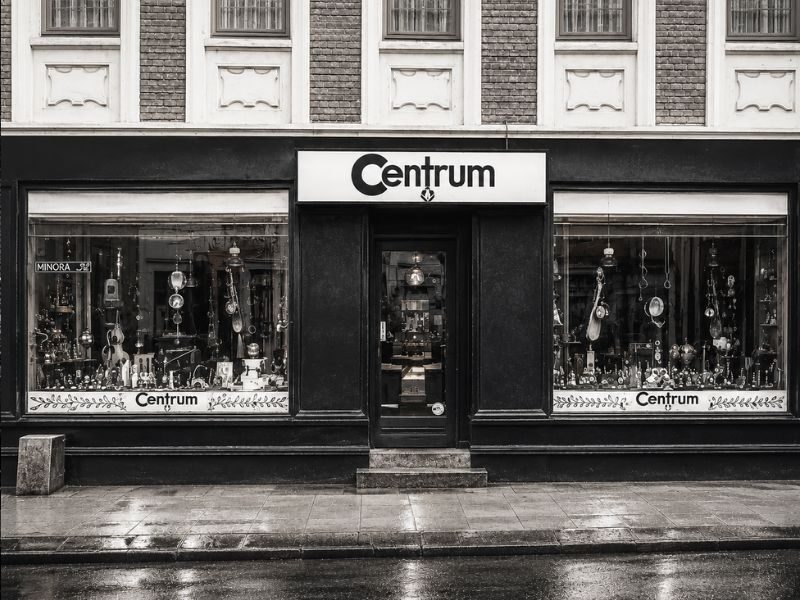Centrum Gruppen forretning i Smedegade 78 Horsens - facade med Centrum logo og udstillingsvinduer