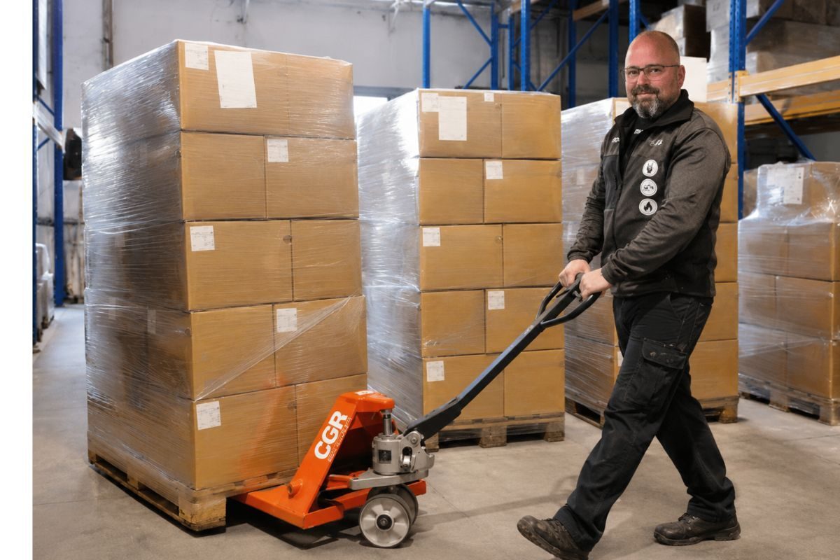 Palleløfter leje i Horsens – CGR palleløfter flytter palle med varer på lager